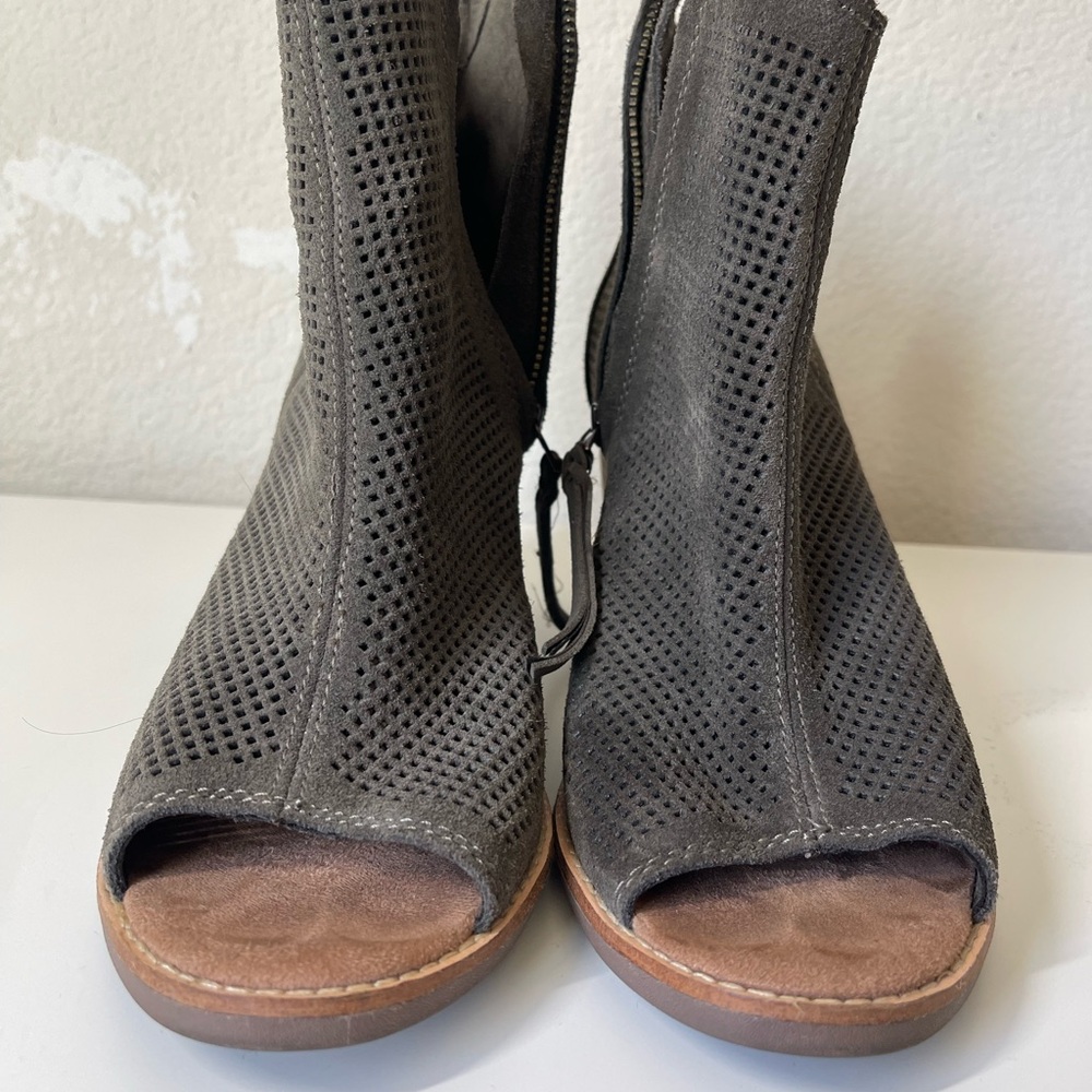 Tom’s Gray Perforated Women's Ankle Boots size 8.5